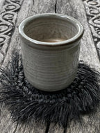 Pot en céramique gris clair cylindrique avec bord arrondi et rainures horizontales