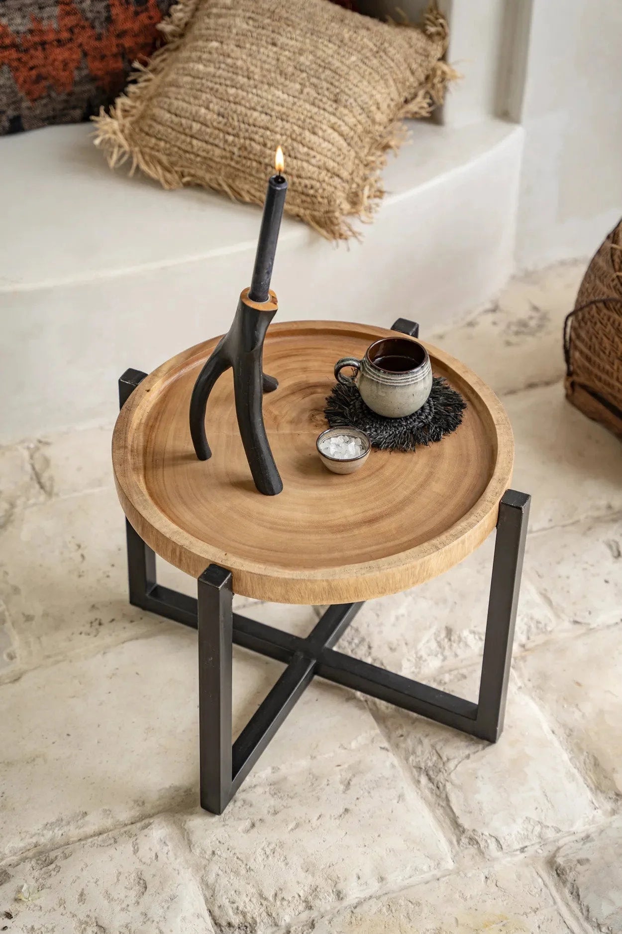 Dessous de verre rond en raphia noir avec franges sur plateau en bois rond avec jambes en métal