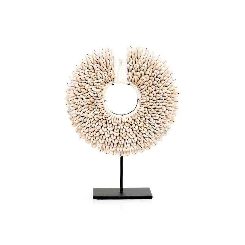 Deko-Scheibe aus weißen Muscheln auf schwarzem Metallsockel