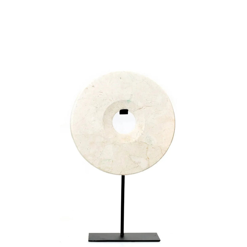 Deko-Scheibe aus weißem Marmor auf schwarzem Metallsockel – H35 cm