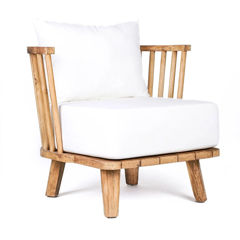 Sessel aus recyceltem Teakholz mit weißen Kissen für Wohnzimmer oder Terrasse – 70x70 cm