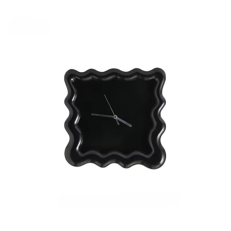 Wanduhr mit Wellenrand