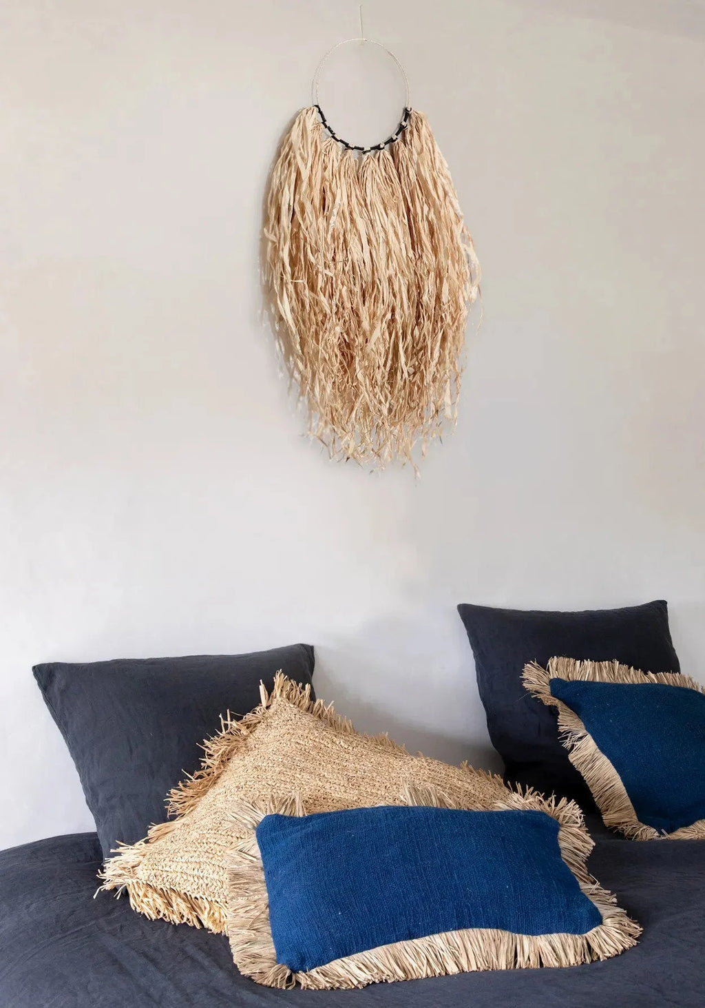Housse de coussin 30x50 en coton bleu naturel et raphia avec décoration murale en fibres naturelles