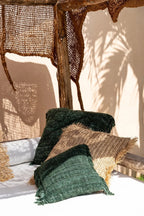 Housse de coussin 60x60 en coton vert forêt avec franges et coussins en fibres naturelles