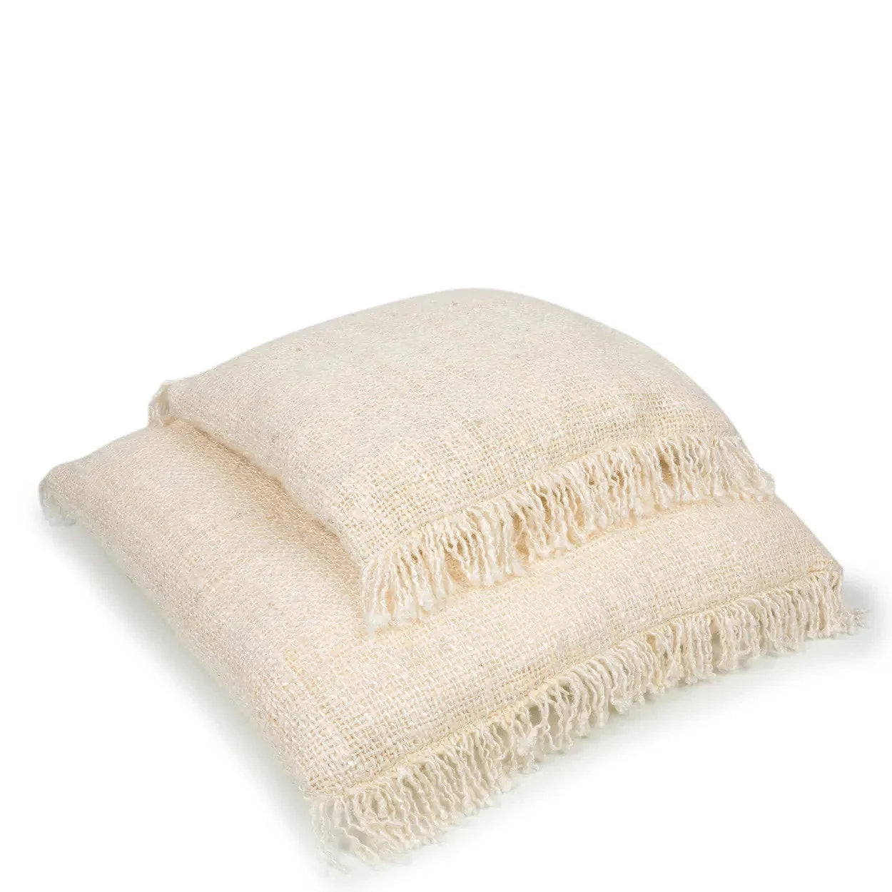 Deux coussins crème en coton texturé avec franges pour décoration intérieure