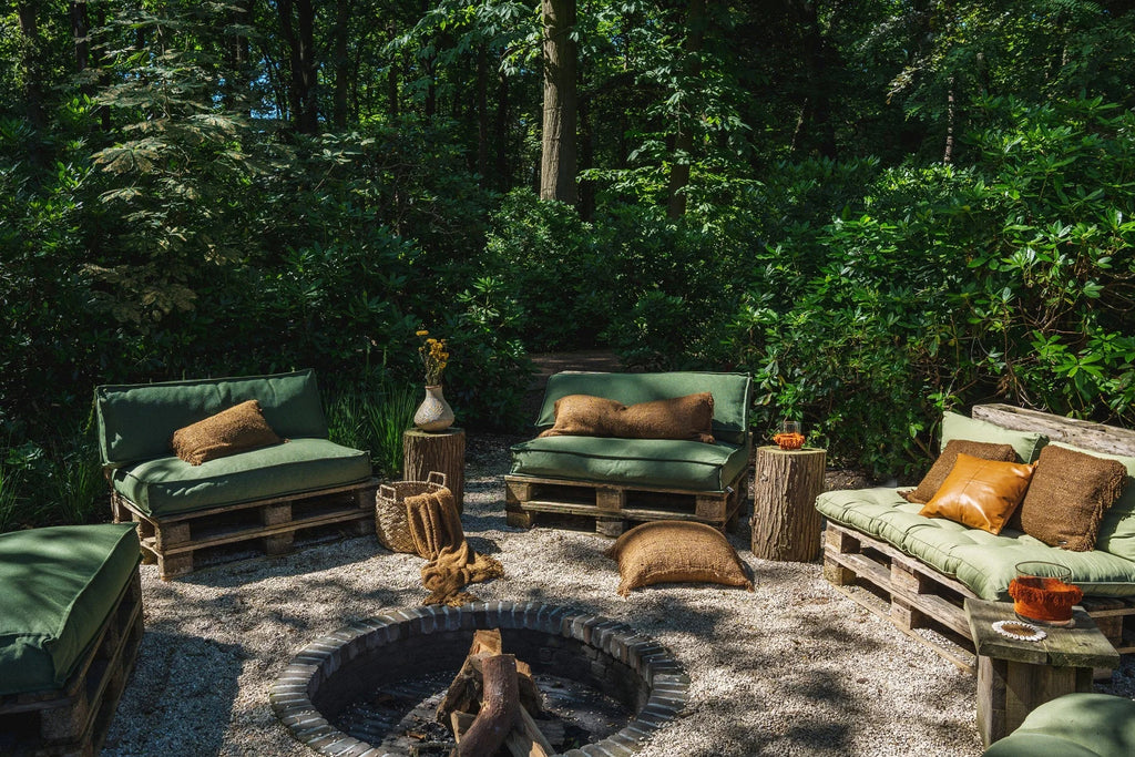 Housse de coussin carrée en cuir camel 40x40 cm avec couture croisée près d’un feu de camp en extérieur