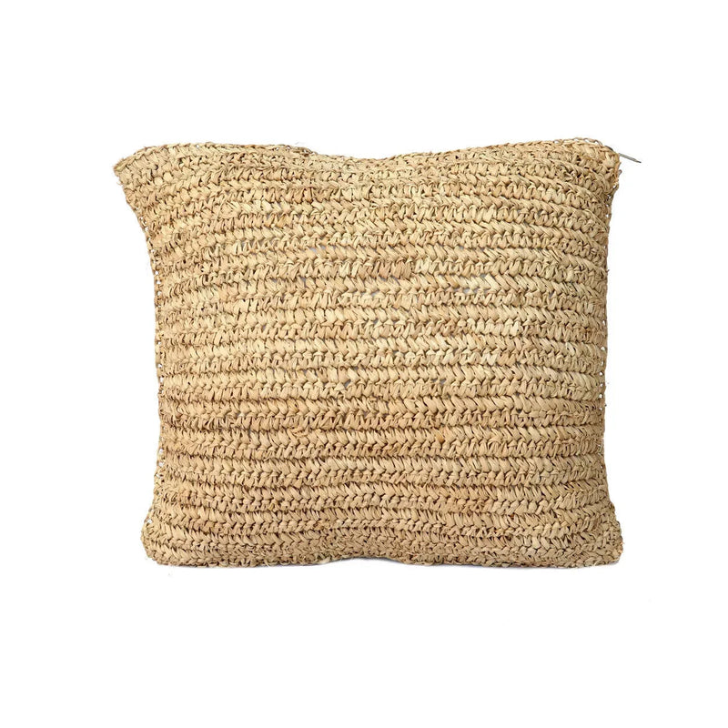 Quadratischer Kissenbezug aus geflochtenem Naturraffia fürs Sofa