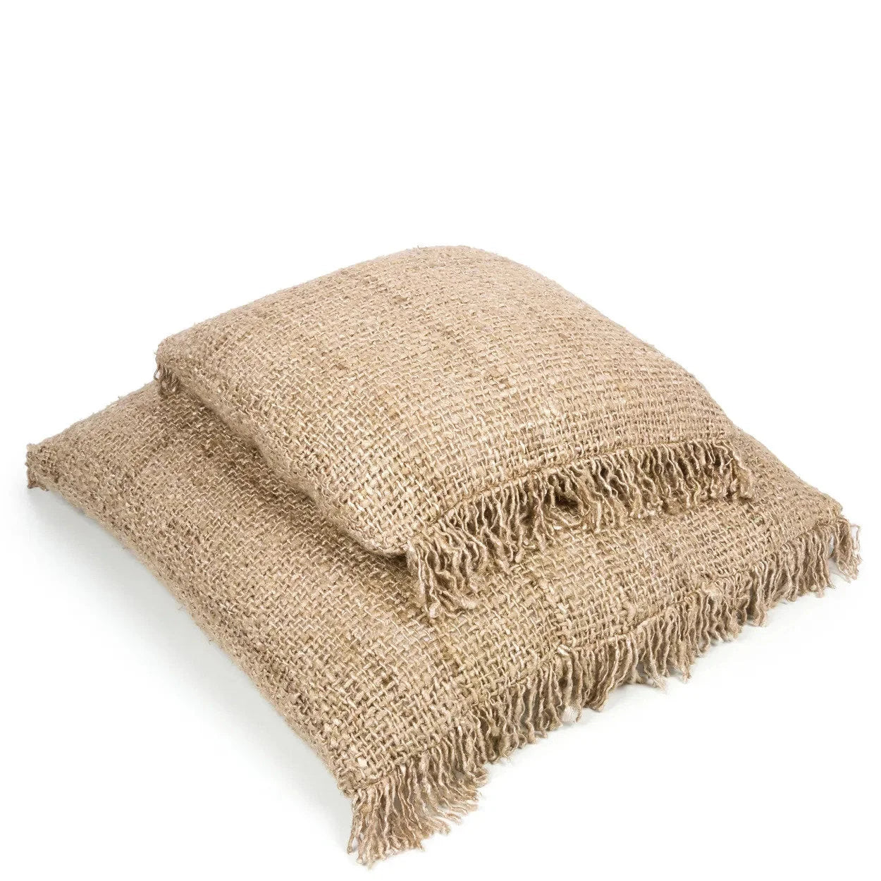 Deux coussins en toile de jute beige avec franges, dimensions 60x60 cm