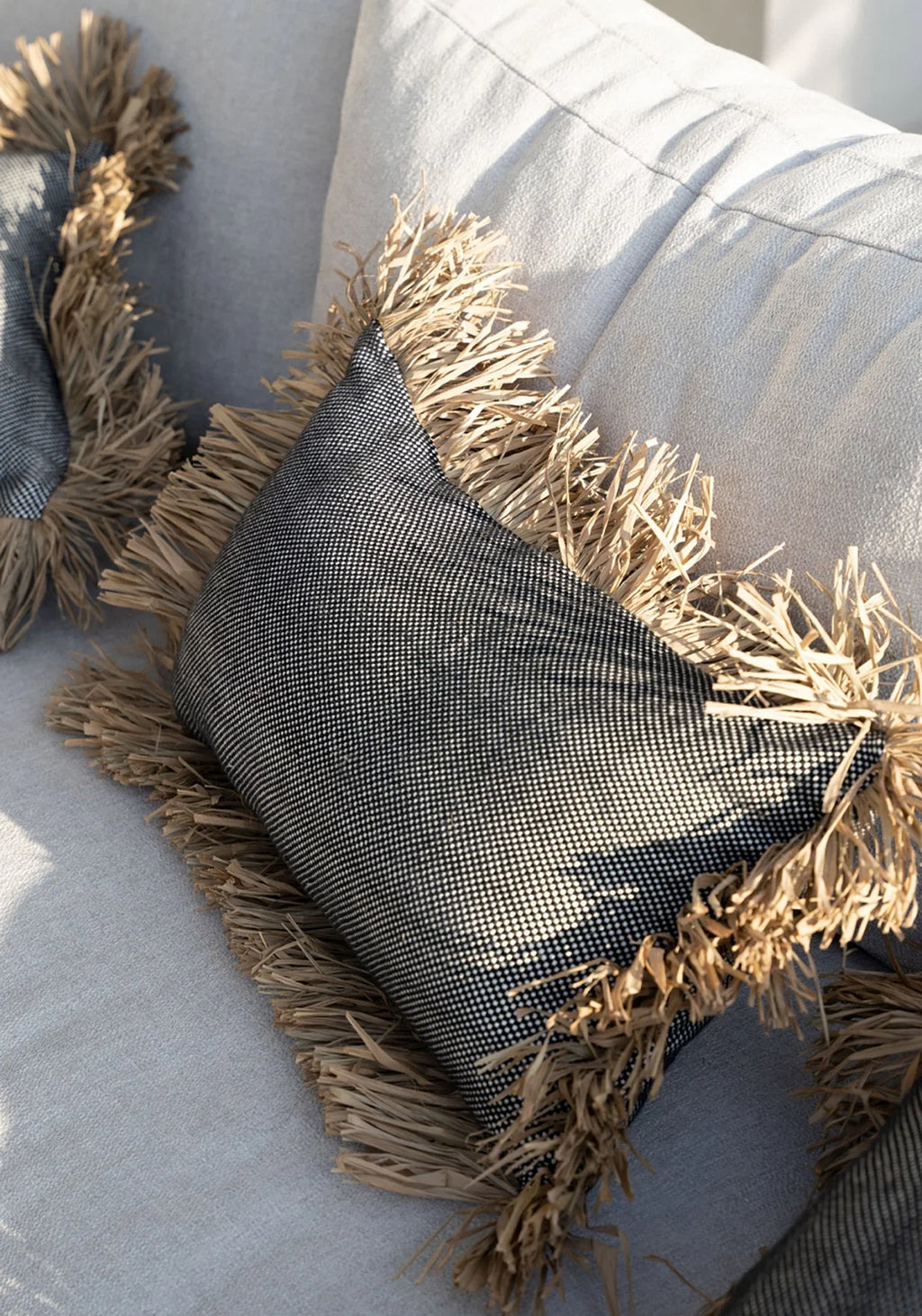 Housse de coussin coton et raphia noir naturel 30x50