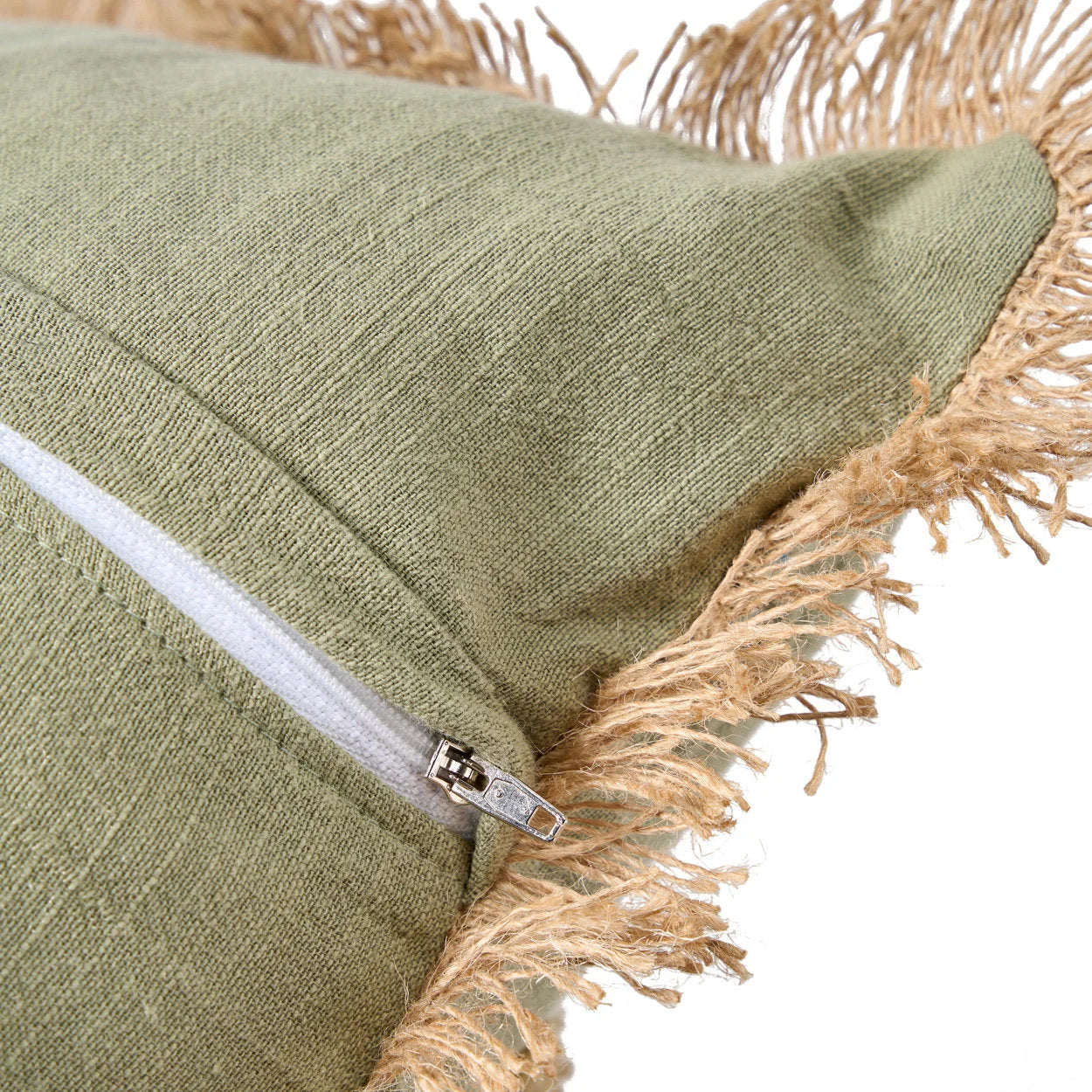 Housse de coussin en lin vert olive avec franges en fibres naturelles