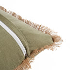 Chaise rustique en bois avec coussin vert olive à palmiers brodés