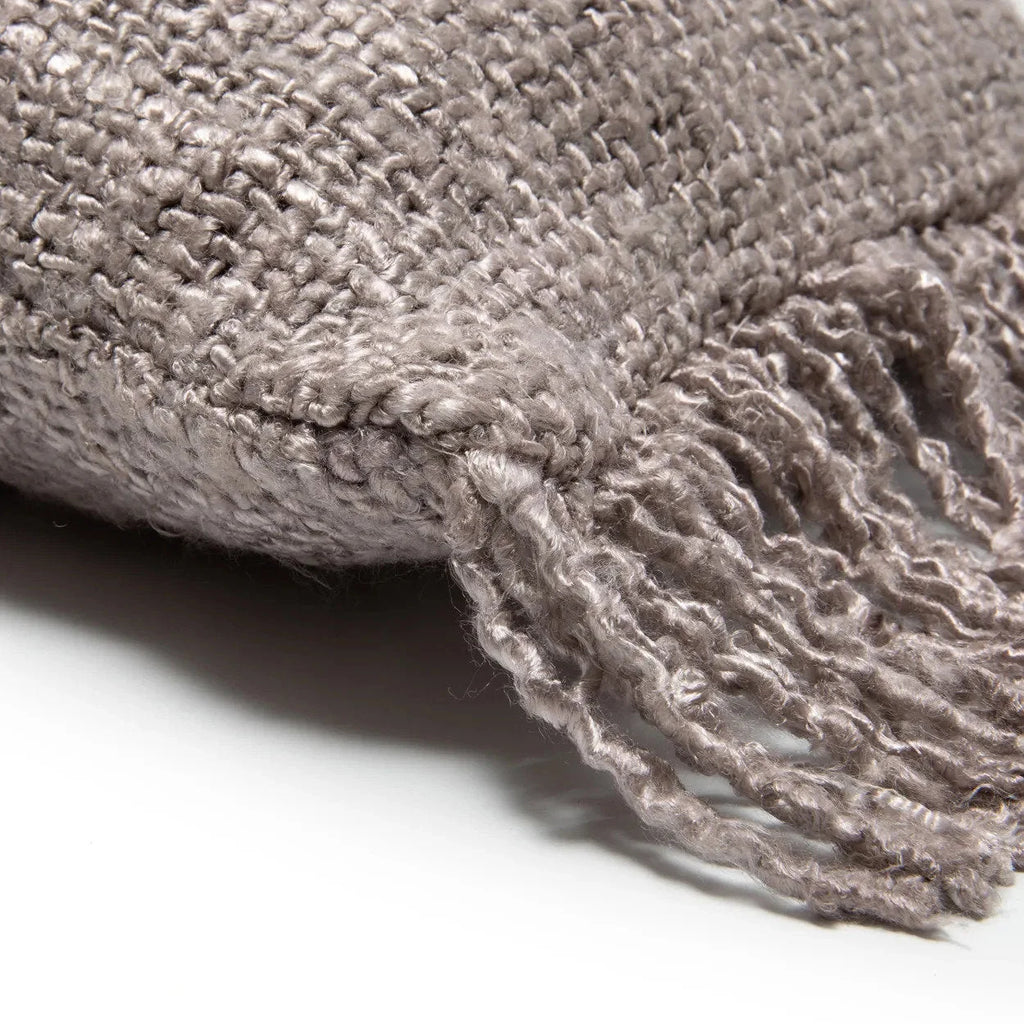 Coussin rectangulaire en coton gris perle avec frange shaggy, décoration intérieure élégante