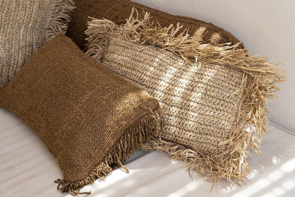 Housse de coussin rectangulaire marron en coton avec texture brute et franges