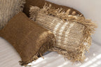 Housse de coussin rectangulaire marron en coton avec texture brute et franges