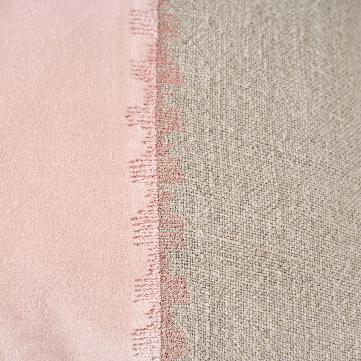 Housse de coussin rectangulaire en velours rose pastel et lin greige texturé
