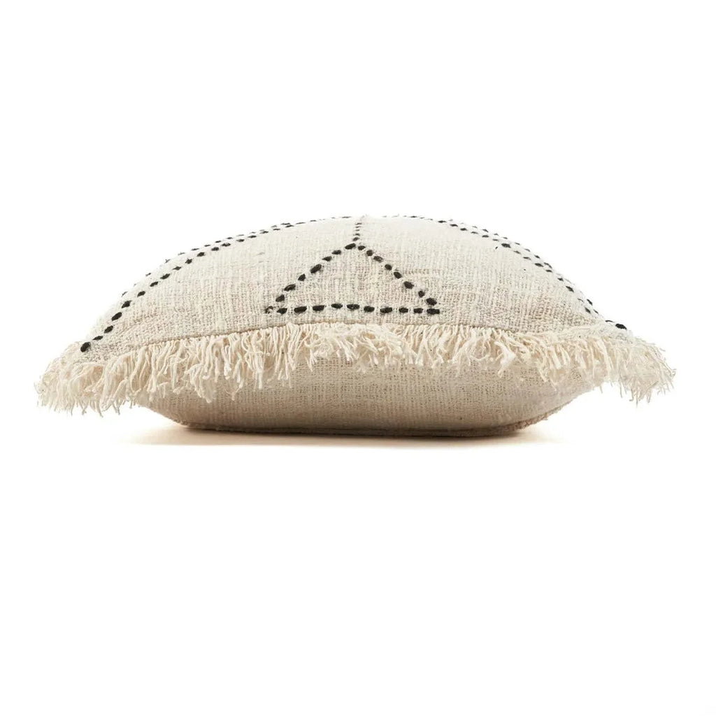 Beige linen coussin with black stitched triangle and frayed edges in a natural raffia tribal style for salon 50x50 cm