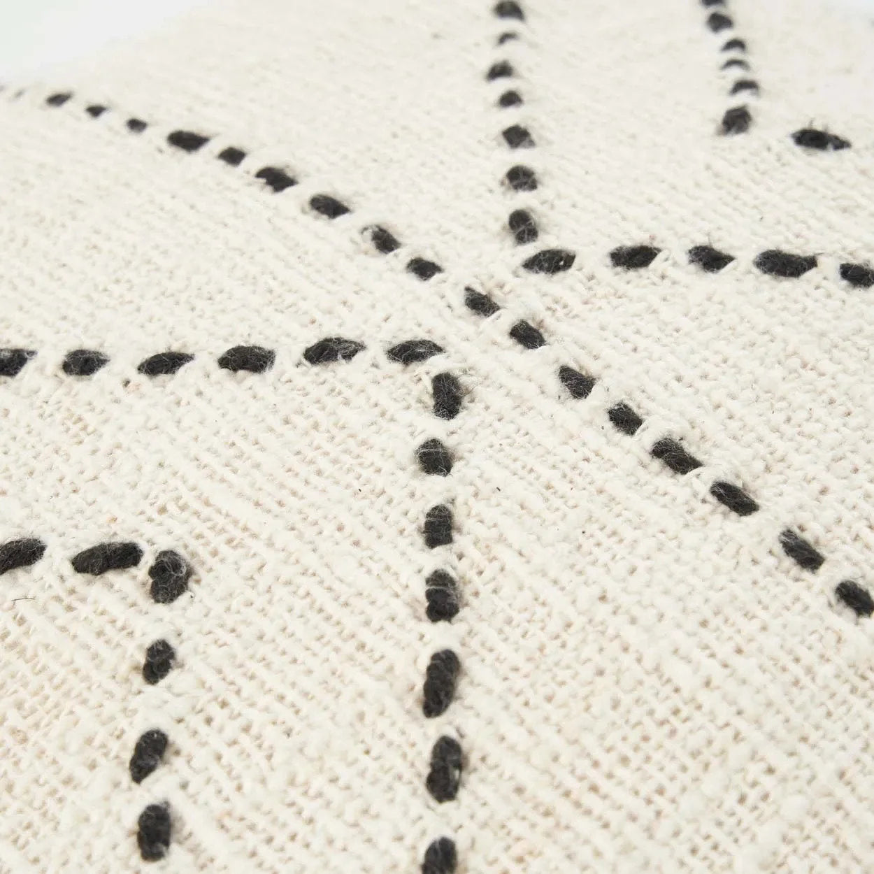Housse de coussin tribale en raphia noir naturel 50x50 cm avec motif géométrique de points noirs cousus sur textile crème