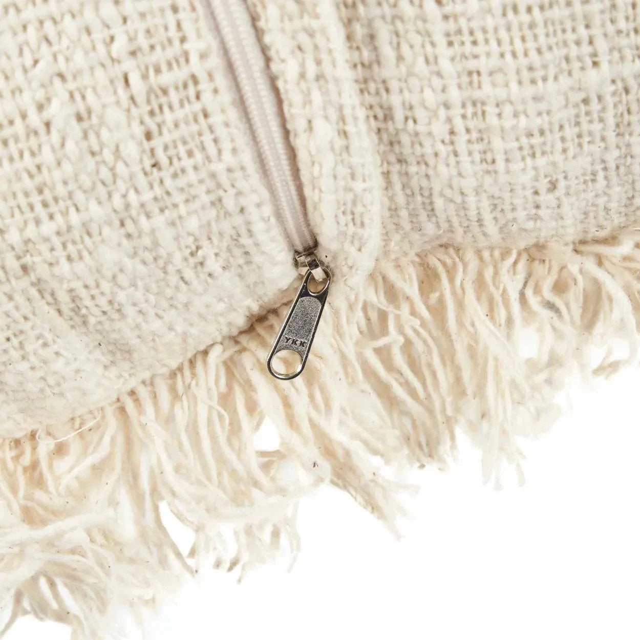 Housse de coussin tribale en raphia noir naturel avec coussin tissé couleur crème et fermeture éclair métallique