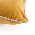 Housse de coussin en velours jaune moutarde passepoilée texturée