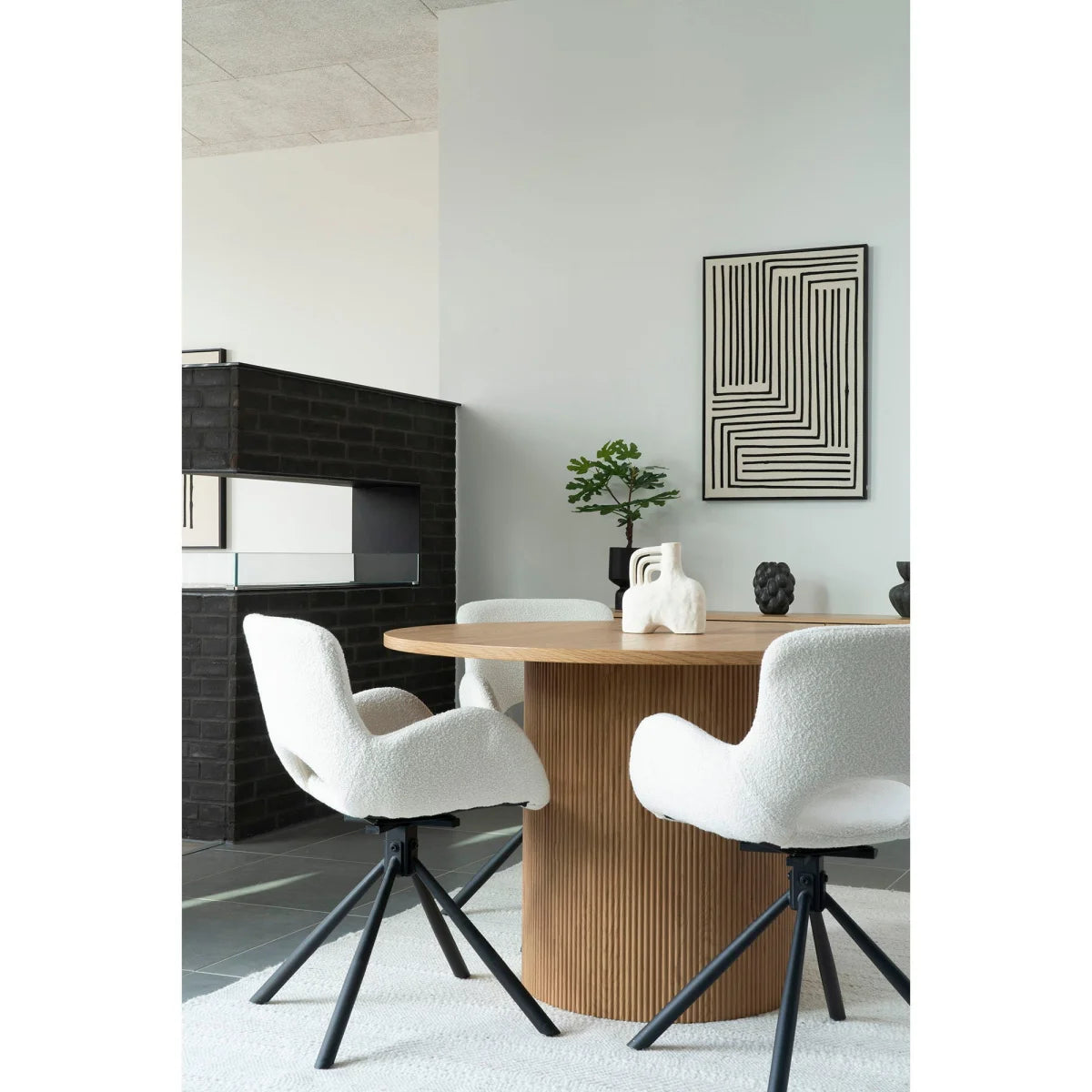 Chaises de salle à manger blanches modernes capitonnées avec bases tripodes noires