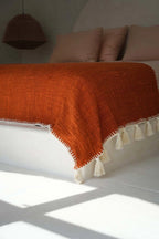 Jeté de lit terracotta en coton avec pompons – 246x126 cm