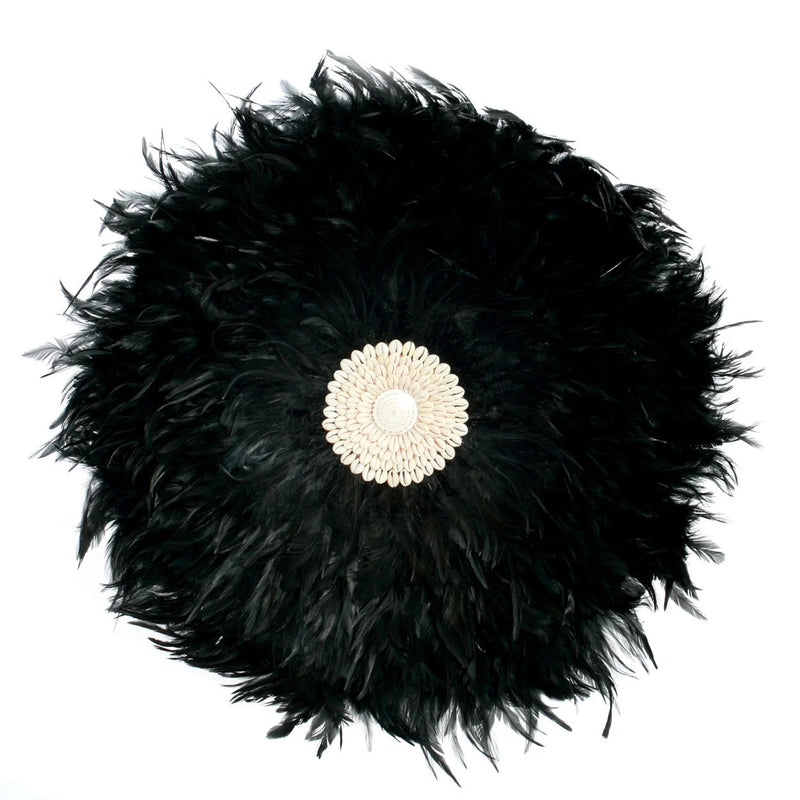 Juju Hat rund aus schwarzen Federn mit Muscheln