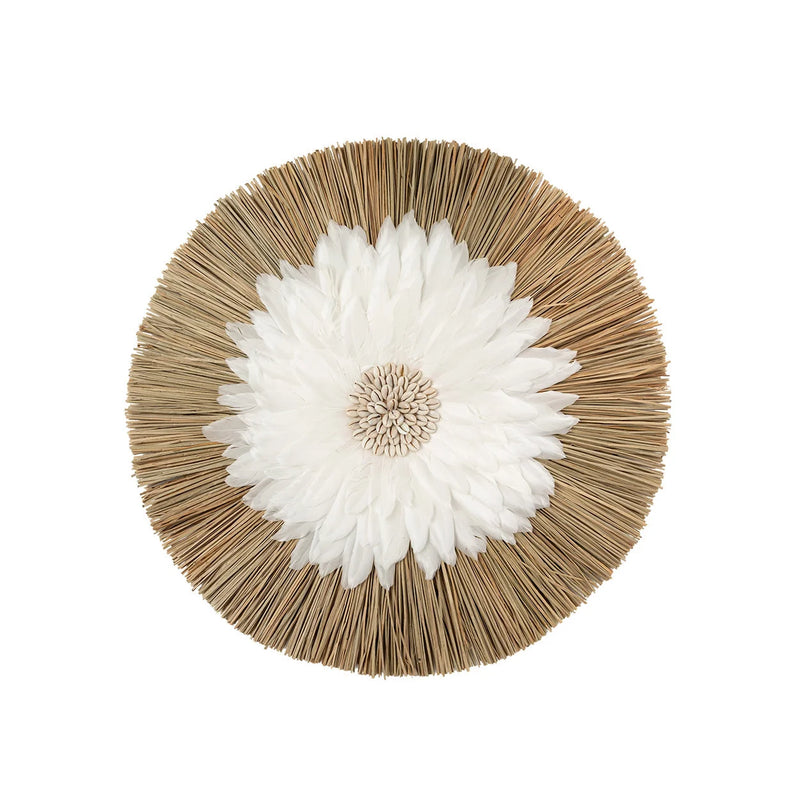 Runder Juju Hat aus weißen Federn und Naturraffia mit Muscheln