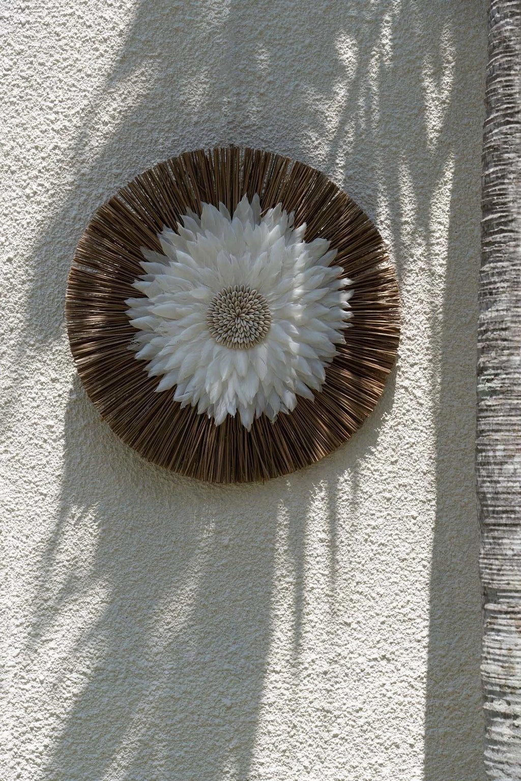 Murale Juju rond : plumes blanches, raphia naturel et coquillages