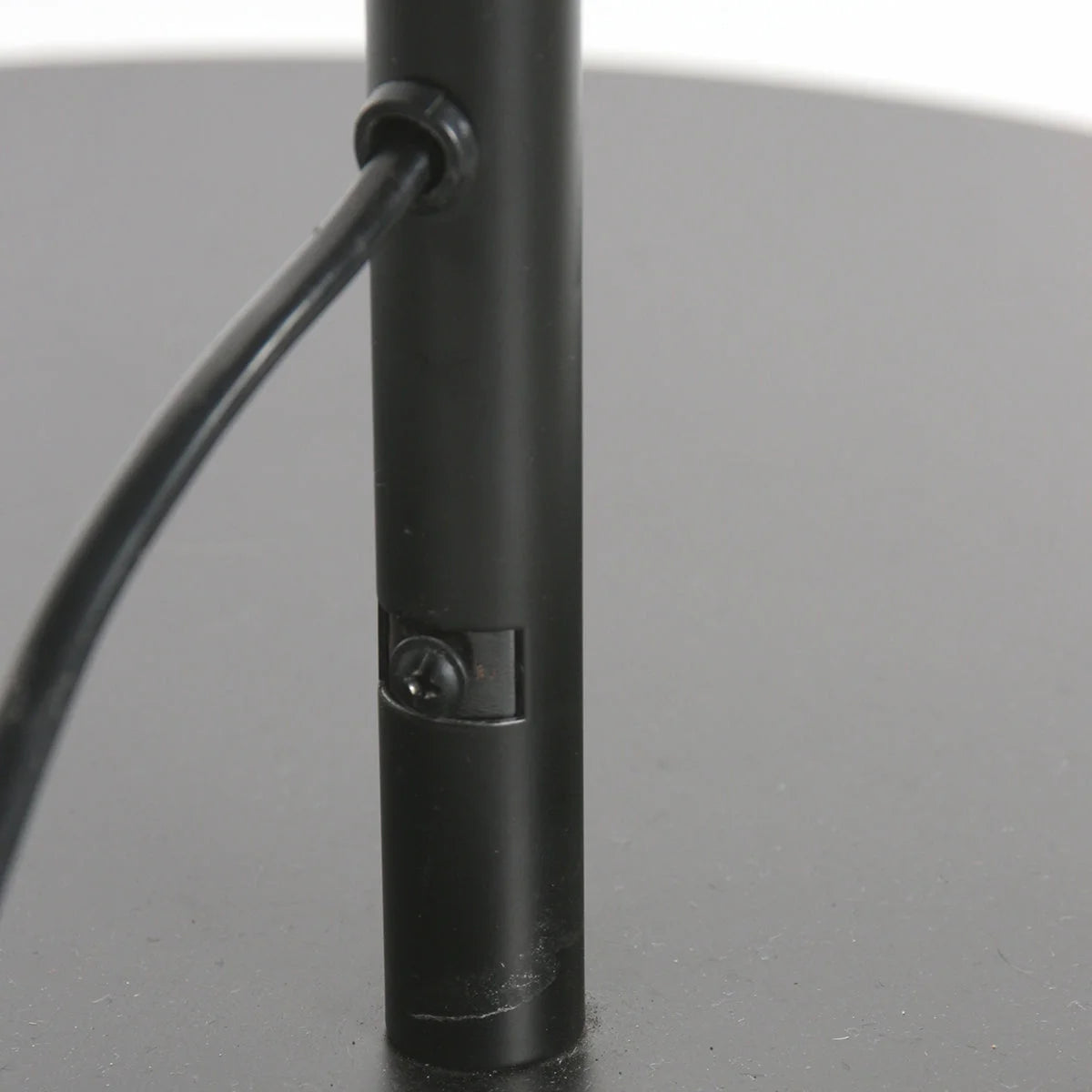 Base cylindrique noire mate pour lampadaire arc métal H190 cm