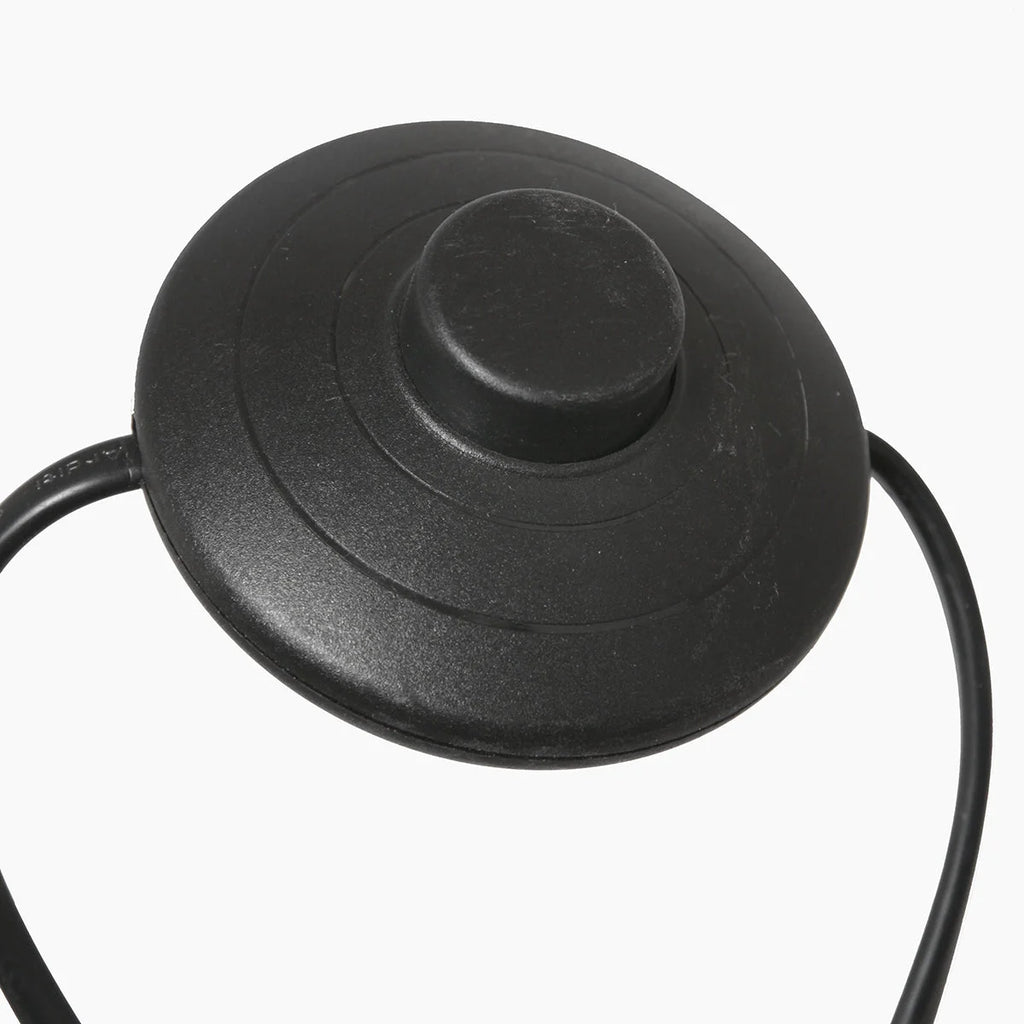 Couvercle en plastique noir avec bouton central et anses courbes pour lampadaire arc métal noir