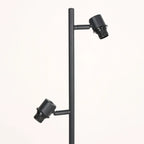 Lampe de sol noire mate avec deux spots ajustables et abat-jour ajouré en cannage naturel, H160 cm