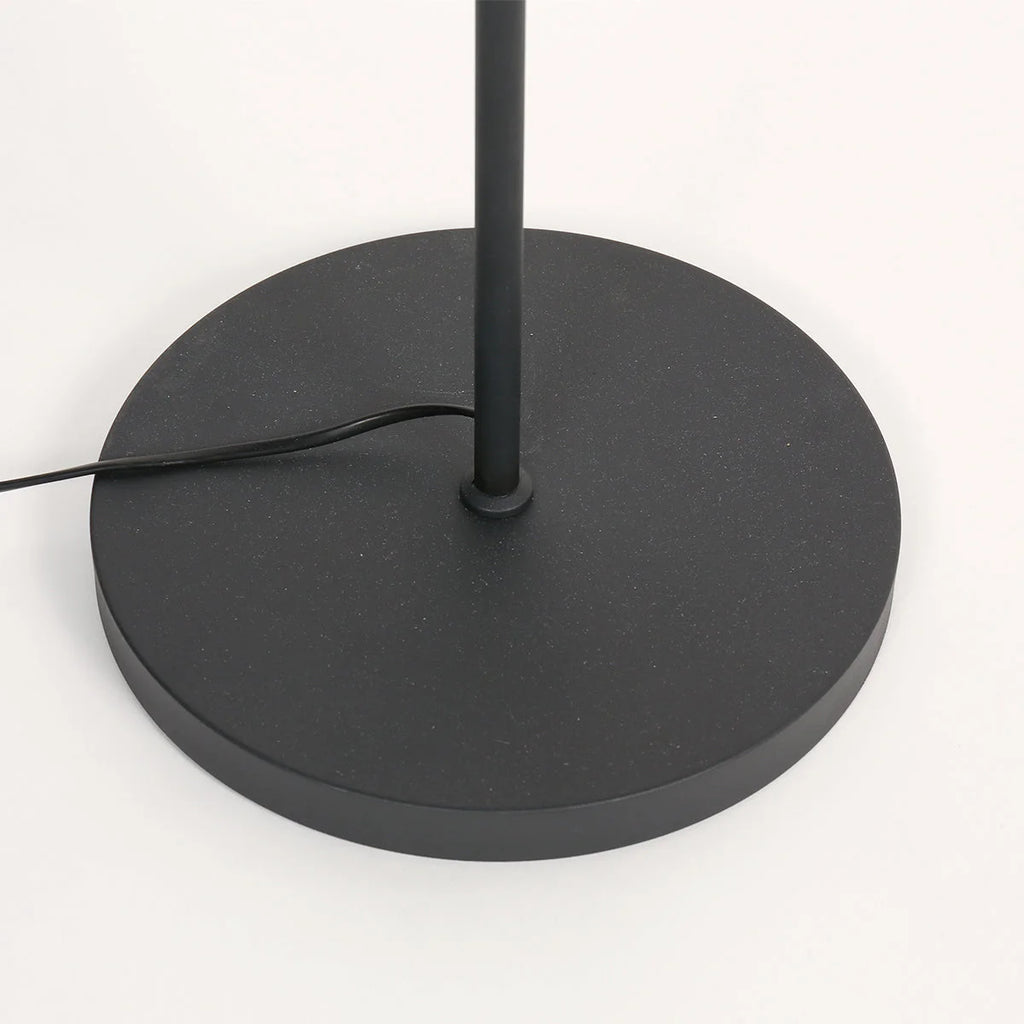 Base de lampe de sol noire mate, tige cylindrique, abat-jour en cannage naturel ajouré H160 cm