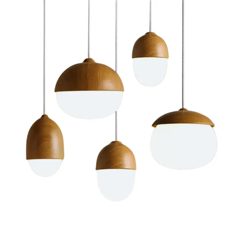 Hängeleuchte aus Holz im Skandi-Design