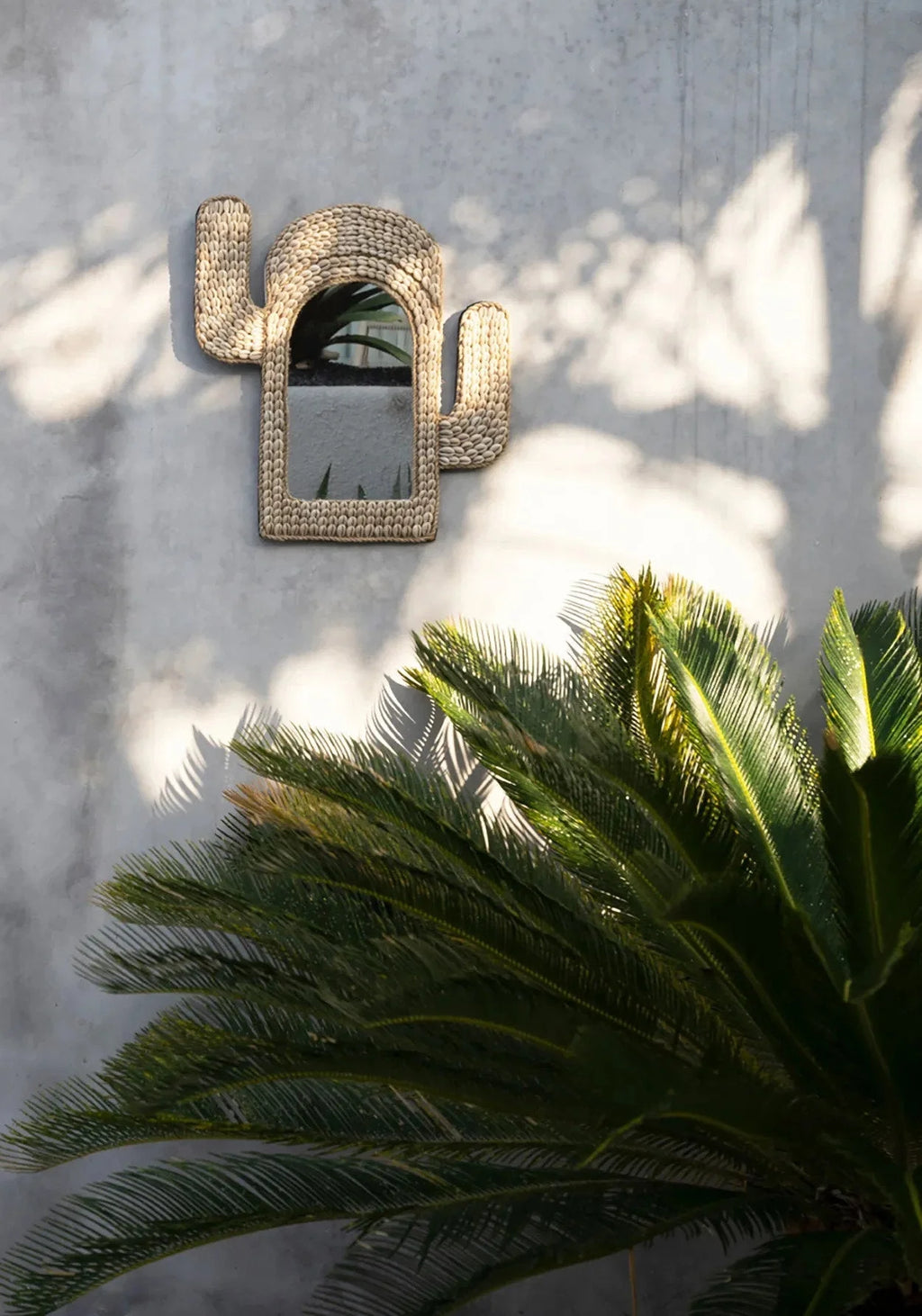 Miroir mural cactus en rattan tressé beige, 40x38 cm