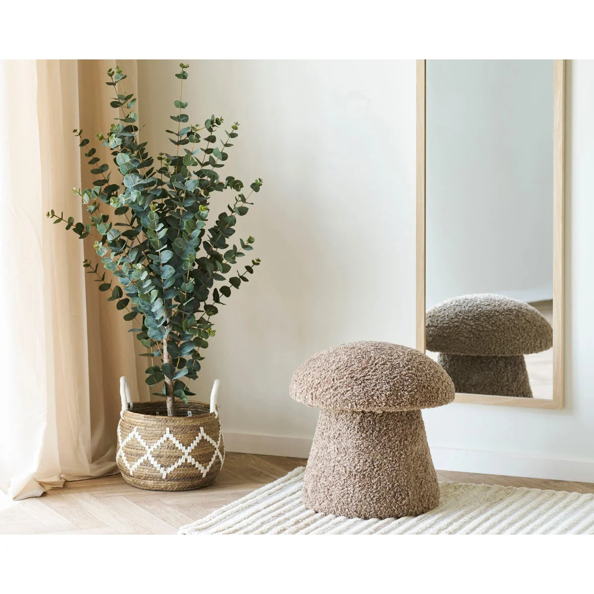 Tabouret beige texturé en forme de champignon