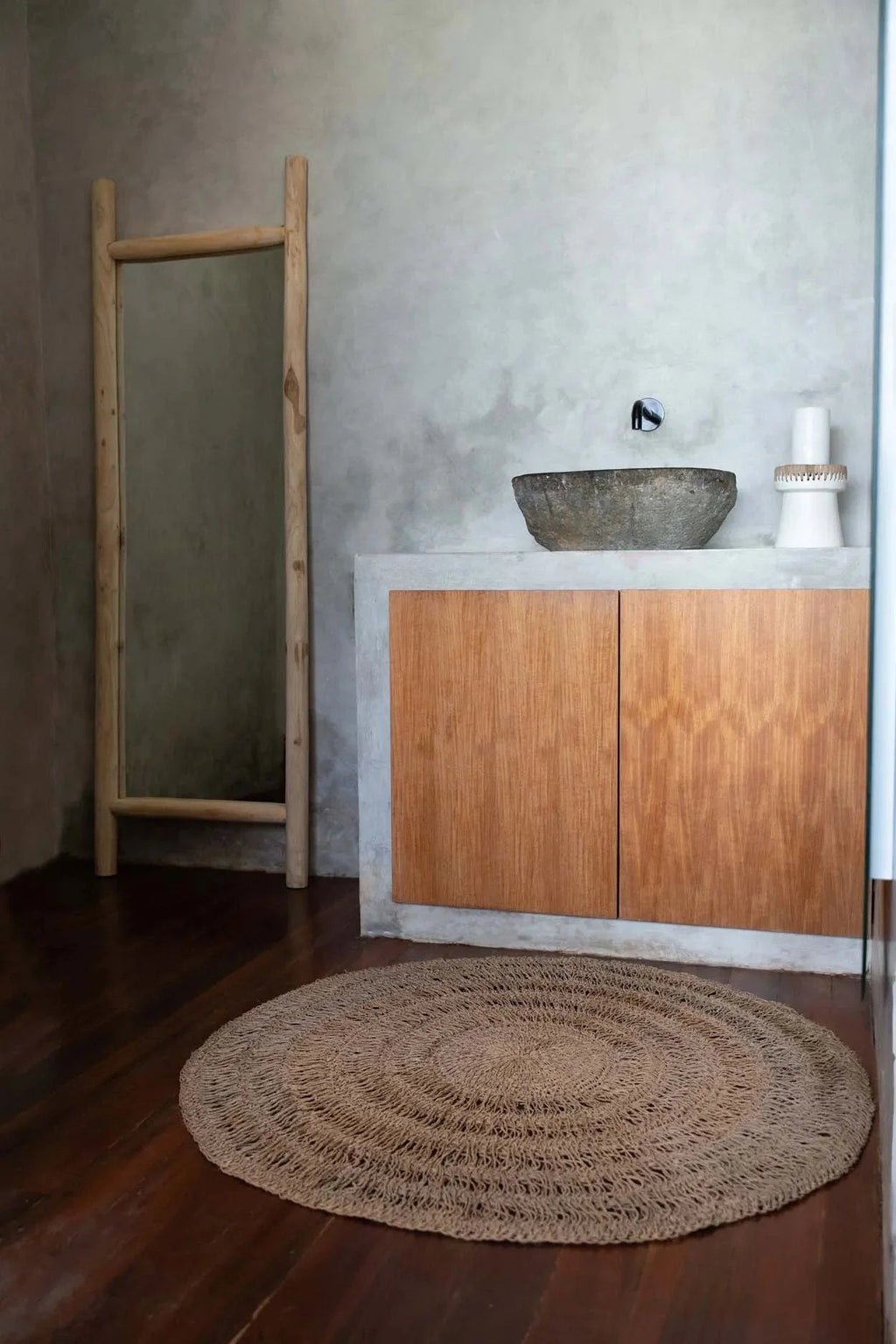 Tapis rond en jute tissé pour la chambre avec miroir sur pied en teck naturel