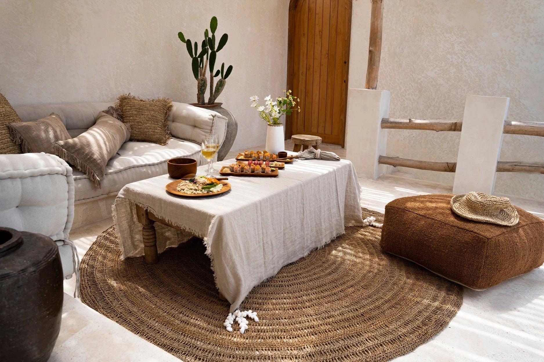 Canapé extérieur beige crème avec coussins, idéal pour la nappe en lin beige 150x250 cm