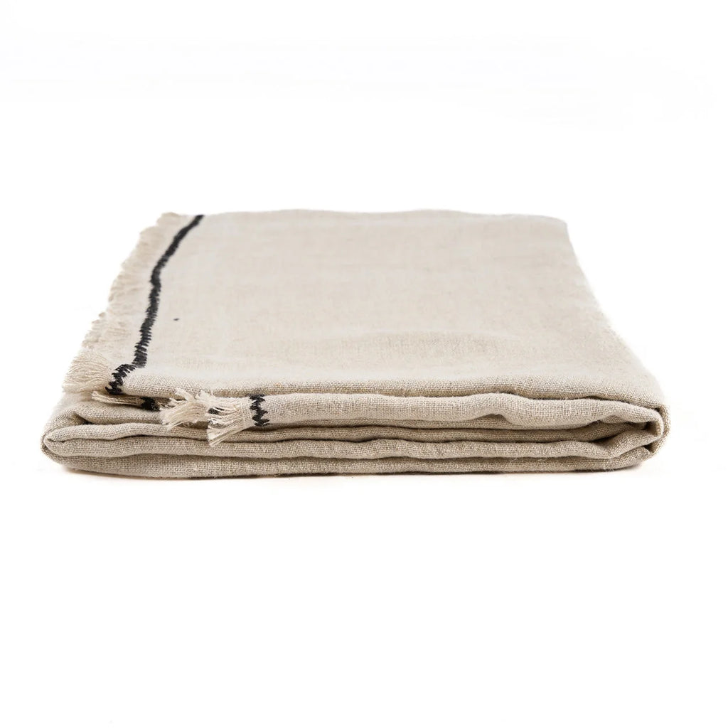 Nappe en lin beige plié bord noir frangé 150x250 cm