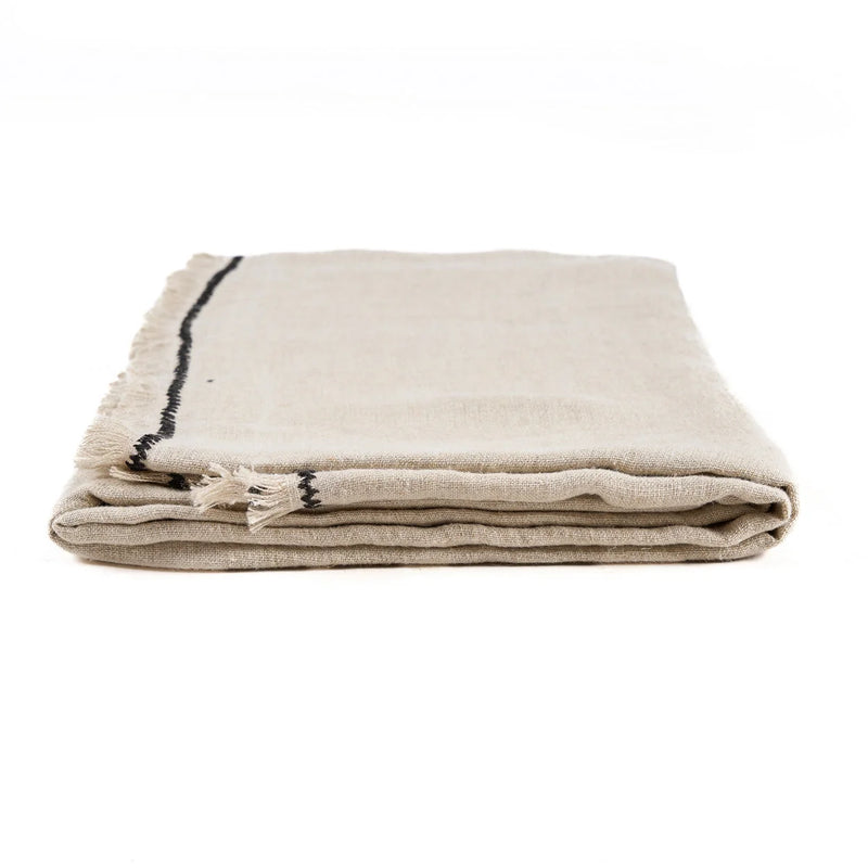 Rechteckige Tischdecke aus Leinen in Natur mit schwarzer Borte und Fransen – 150x250 cm