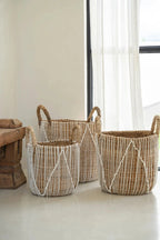 Panier en macramé cylindrique en jonc de mer naturel et blanc avec poignées – H45 cm