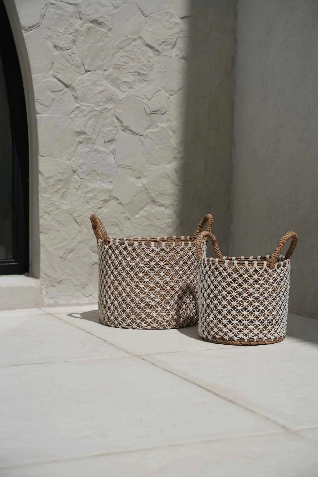 Panier de rangement en rotin naturel motif croisé avec poignées intégrées