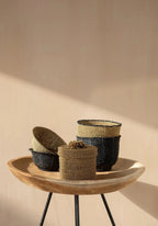 Panier rond en perles tressées noires rayé blanc pour rangement déco