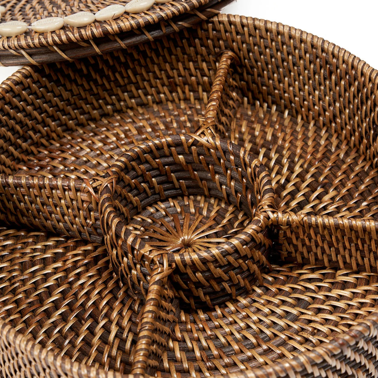 Panier rond en rotin brun avec coquillages cauris et étoile centrale