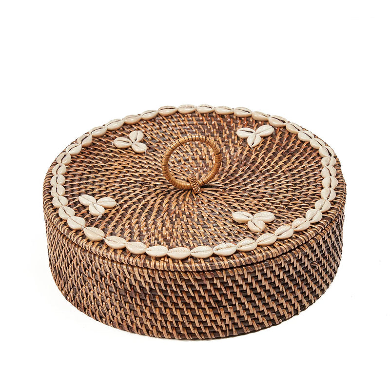 Runder Korb aus Rattan in Braun mit Kaurimuscheln
