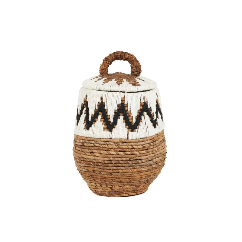Rattankorb mit Zickzackmuster in Weiß und Braun mit dekorativem Henkel
