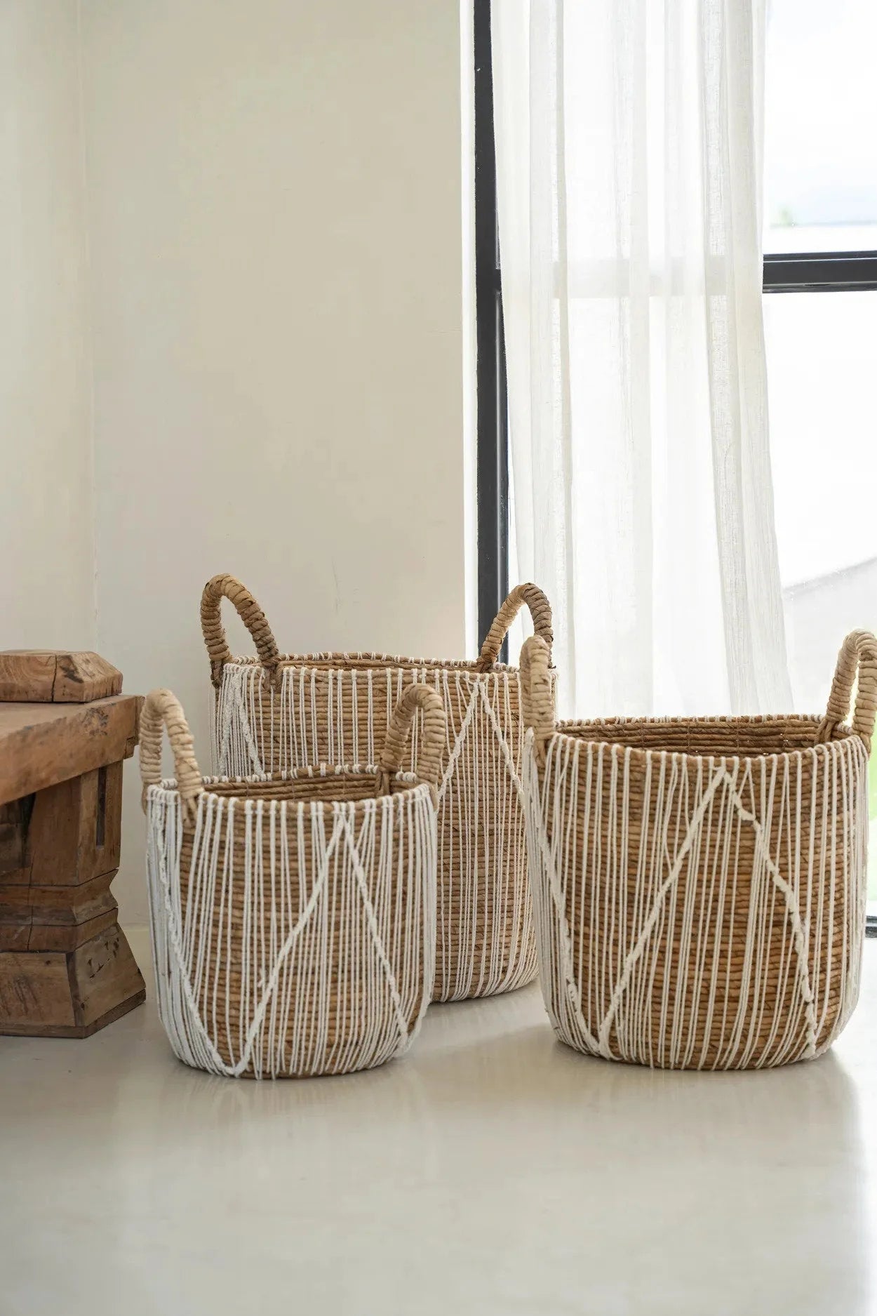Panier en seagrass tressé naturel avec lacets blancs et anses – Ø40 cm