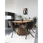 Table ronde en bois avec base ajourée et chaises capitonnées gris foncé
