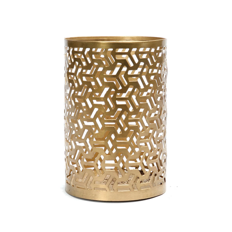 Windlicht aus goldfarbenem Messing mit geometrischer Lochung