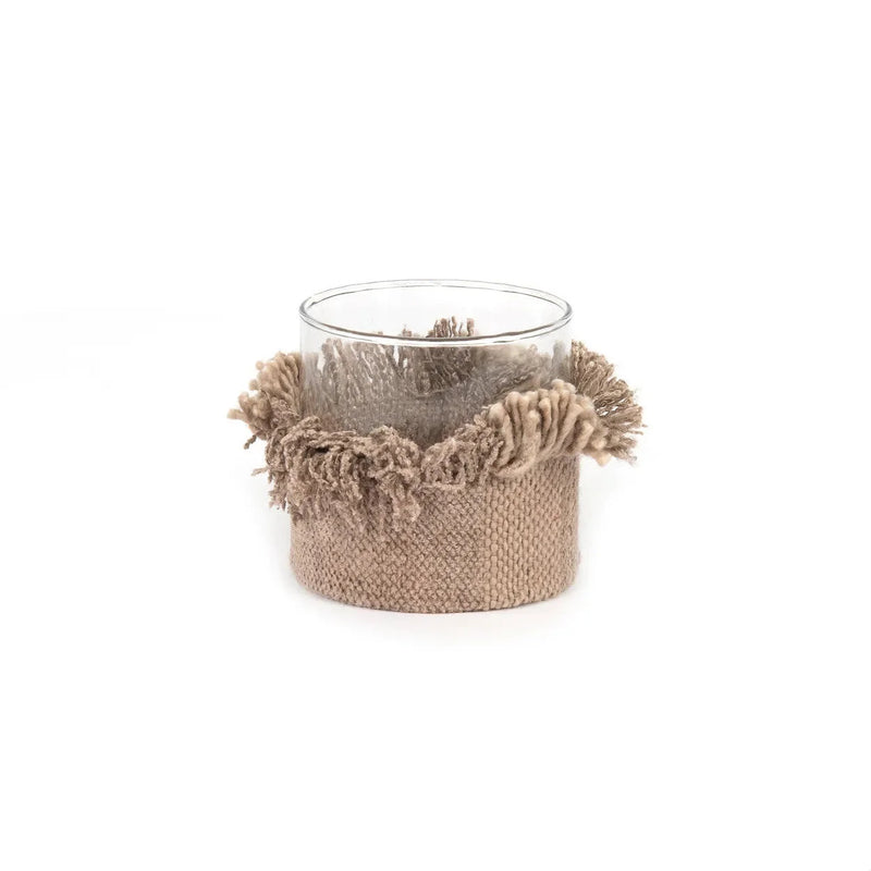 Windlicht aus Glas mit geflochtenem Sockel in Beige und Fransen