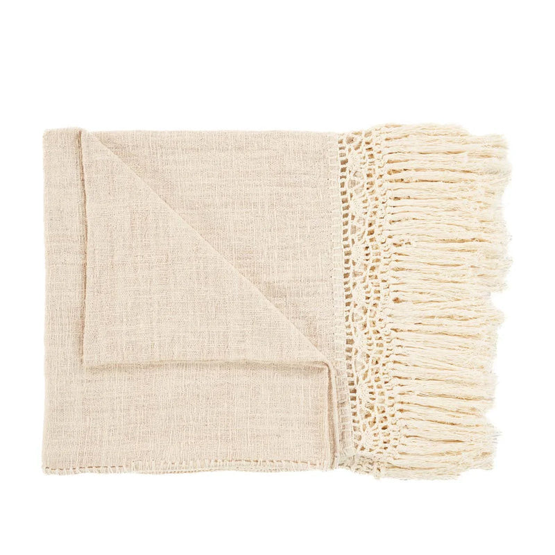 Plaid aus Baumwolle in Beige mit Makramee-Fransenbordüre – 135x270 cm